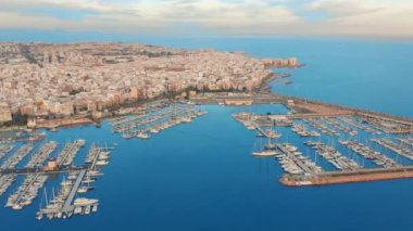 Torrevieja 'daki yat limanının havadan görüntüsü..