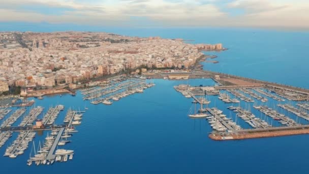 Letecký pohled na přístav s jachtami v Torrevieja. — Stock video