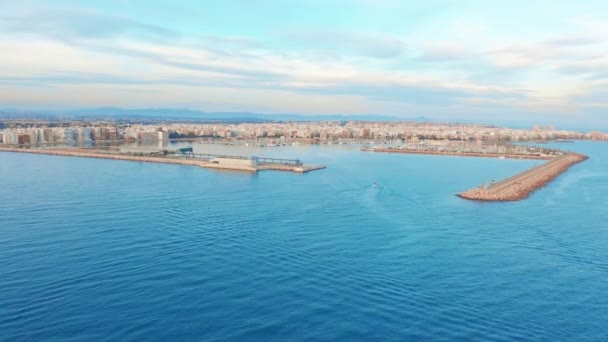 Widok z lotu ptaka. Hiszpania, Torrevieja: port Torrevieja. — Wideo stockowe