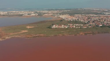 Hava görüntüsü. Las Salinas 'ın panoramik hava manzarası, ünlü pembe göl manzarası. Torrevieja şehri ve Akdeniz kıyıları. Costa Blanca 'da. Alicante vilayeti. İspanya.
