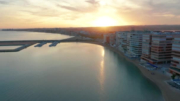 Letecký pohled. Krásný let přes pobřeží Torrevieja na Costa Blanca ve Španělsku. — Stock video