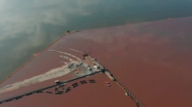 Hava görüntüsü. Las Salinas 'ın panoramik hava manzarası, ünlü pembe göl manzarası. Torrevieja şehri ve Akdeniz kıyıları. Costa Blanca 'da. Alicante vilayeti. İspanya.