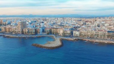 Hava görüntüsü. İspanya, Torrevieja: Torrevieja Limanı.