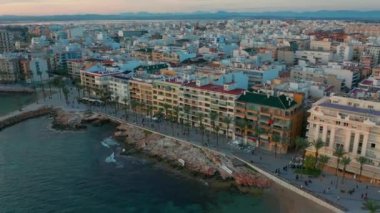 Hava görüntüsü. Torrevieja 'nın gökyüzündeki manzarası.