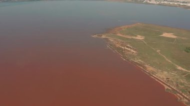 Hava görüntüsü. Torrevieja Salinas çevresinde uçmak - tuzlu göl Tüm Avrupa için bir tuz çıkarma nerede.