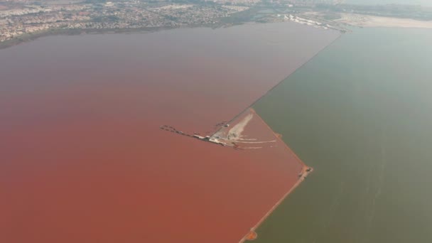 Vista aérea. Volando alrededor de las Salinas de Torrevieja - lago salado donde hay una extracción de sal para toda Europa . — Vídeo de stock