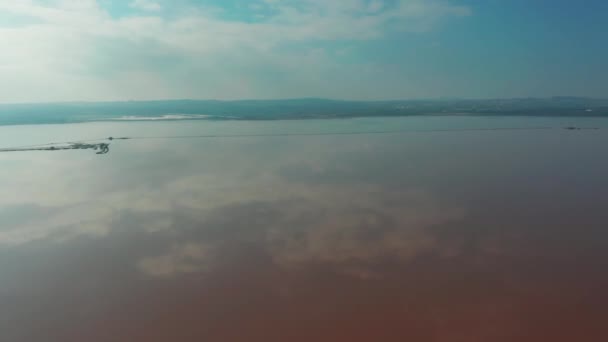 Vista aérea. Voando ao redor das Salinas de Torrevieja - lago salgado onde é uma extração de sal para toda a Europa . — Vídeo de Stock