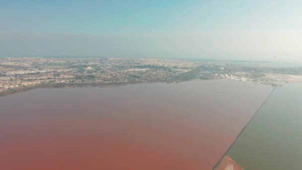 Widok z lotu ptaka. Panoramiczny widok z lotu ptaka Las Salinas, słynne miejsce różowe jezioro. Linia brzegowa miasta Torrevieja i Morza Śródziemnego. Costa Blanca. Prowincja Alicante. Hiszpania. — Wideo stockowe