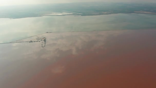 Légi felvétel. Panorámás légi kilátás Las Salinas, híres hely rózsaszín tó. Torrevieja város és a Földközi-tenger partvonala. Costa Blancában. Alicante tartomány. Spanyolország. — Stock videók