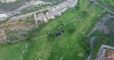Hava görüntüsü. Vadide yeşil arazili golf sahası. Yeşil çim manzarası.
