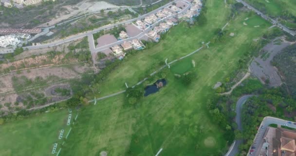Vue aérienne. Terrain de golf avec terrain vert dans la vallée. Paysage de gazon vert .