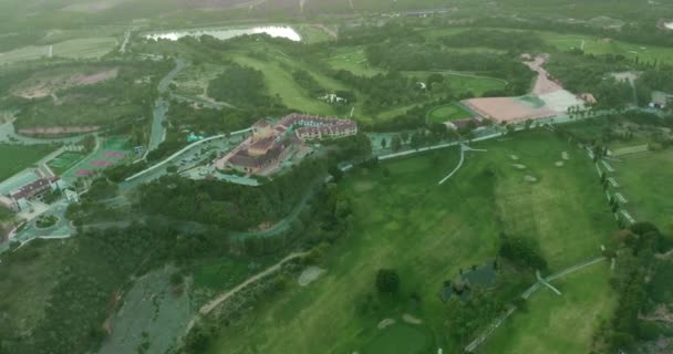 Hava görüntüsü. Vadide yeşil arazili golf sahası. Yeşil çim manzarası. — Stok video