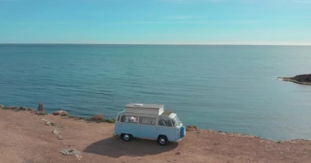 26 april 2020 Californië, Verenigde Staten: Blauwe camper bij de zee. Luchtzicht — Stockvideo