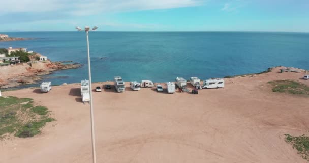 Parque de campismo RV na costa. Oceano durante o pôr do sol. Vista aérea . — Vídeo de Stock