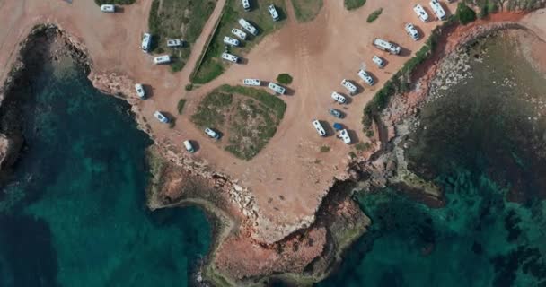 Vista aérea de muitas carrinhas de campista em um estacionamento. Filmagem aérea do Mar Cênico. Férias na estrada . — Vídeo de Stock