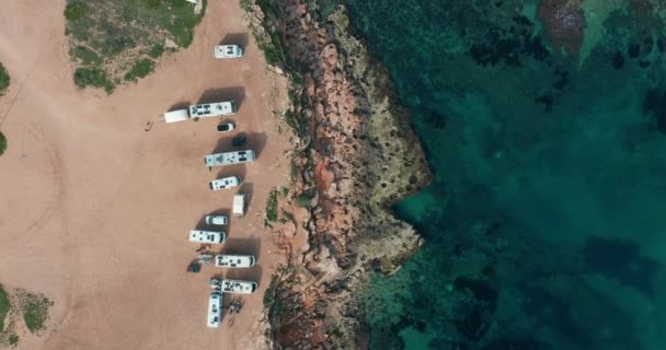 Flygfoto. Natursköna Medelhavet och campingplatsen med modern husbil RV Camper Van. — Stockvideo