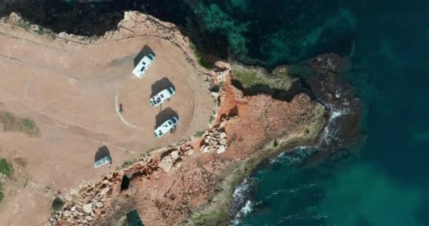 Otoparktaki bir çok karavanın hava görüntüsü. Manzara Denizi 'nin Hava Görüntüsü. Yoldaki Tatil. — Stok video