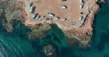 Hava görüntüsü. Manzaralı Akdeniz ve Modern Karavan Karavan Karavanı Van ile Kamp Alanı.
