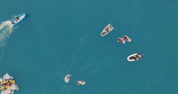 Luftaufnahme. Kleine Segelboote auf See. — Stockvideo