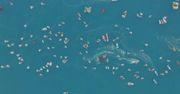 Kleine Trainingssegelyachten mit Athleten bei der Regatta. Ausbildungssegelyachten schwimmen auf dem Meer. Yacht- und Segeltraining. — Stockvideo