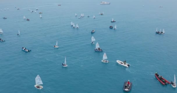 Vista aérea. Grande grupo de pequenos barcos à vela no mar . — Vídeo de Stock