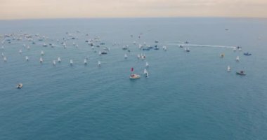 Hava görüntüsü. Büyük bir grup küçük yelkenli gemi denizde..
