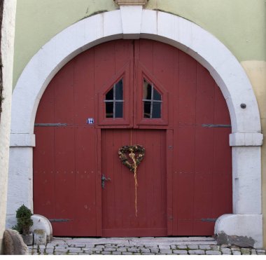 Noel süslemeli kırmızı bir kapı.