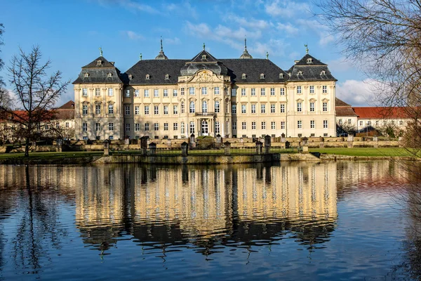 Замок Баварии Прудом — стоковое фото
