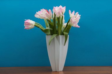 Amsterdam 'dan beyaz bir vazoda bir buket lale.