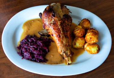 Hindi budu, düşes patatesleri ve kırmızı lahana.