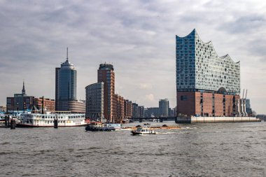 Hamburg 'daki Elbe Nehri üzerindeki Elbe Filarmoni Salonu
