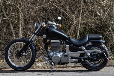 Otoparkta ev yapımı motosiklet.