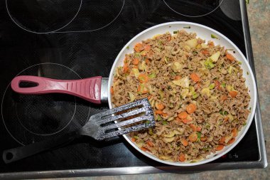 Sebzeli makarna tavası.