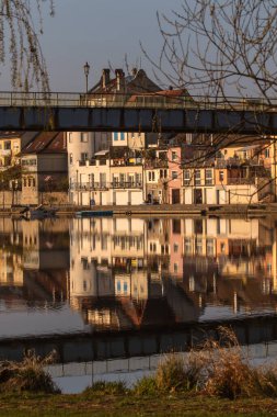 Nehirdeki bir Franconian kasabasında İtalyan hüneri