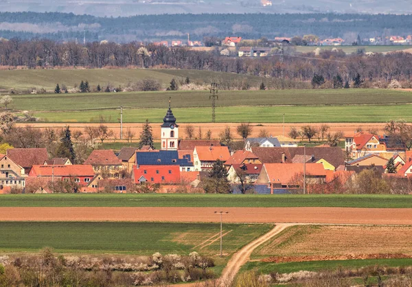 Dorp Met Kerktoren Het Voorjaar Omgeven Door Velden — Stockfoto