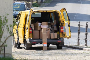 Paket servisinin Corona zamanlarında çok işi var.