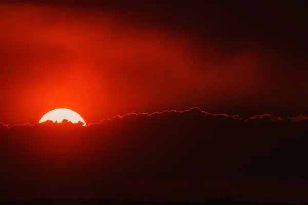 Sonnenuntergang Mit Starkem Rot Rand Der Wolke — Stockfoto