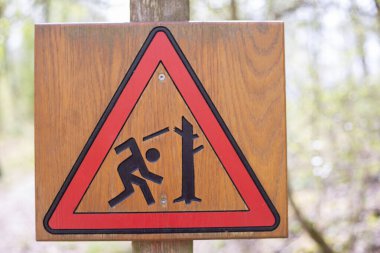 Bir işaret: Dikkat düşen dallar