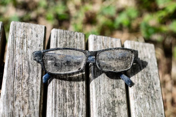 被人遗忘的眼镜放在公园的大鸡巴上很脏 — 图库照片