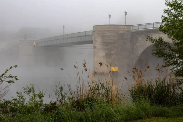 Uma Ponte Afunda Pancrácio Névoa Manhã — Fotografia de Stock