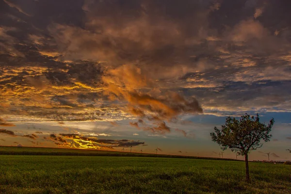 Δραματικό Πολύχρωμο Ηλιοβασίλεμα Πολλά Σύννεφα Και Θυελλώδεις Ανέμους — Φωτογραφία Αρχείου