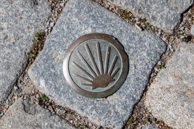 Yakup 'un hacılarının işareti, kabuğu kaldırım taşlarının arasına yerleştirdi.