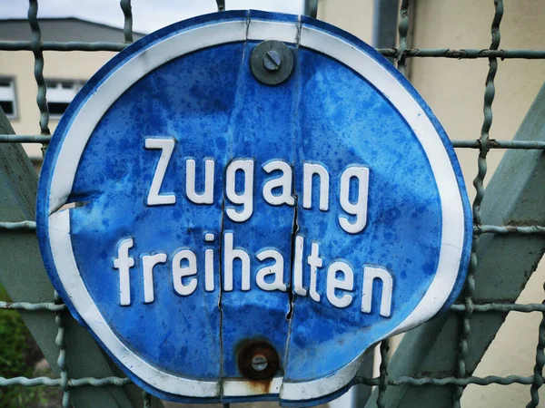 青色でドイツ語で 無料でアクセスを維持 という記号 — ストック写真