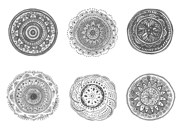 Set von handgezeichneten Mandalas. — Stockvektor