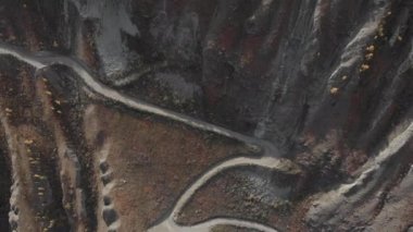 Kanyonun üzerinden ve yılanlı yoldan uçarak