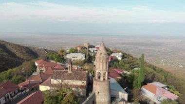 Dağlarda, üzüm bağlarının arasında bulunan eski şatonun yakınında.