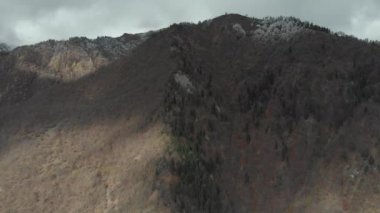 Sonbahar ormanının havadan görünüşü ve bulutlardaki dağlar