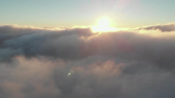 Bulutların Üzerinden Yükselen Güneşe Doğru Uçuyor — Stok video