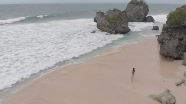 해변의 언덕을 달리는 — 비디오