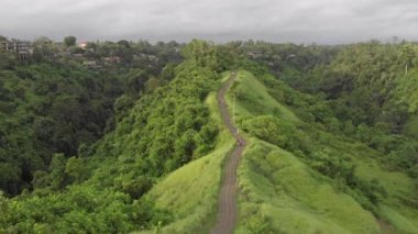 Ormanın ortasında bir tepe yolu.